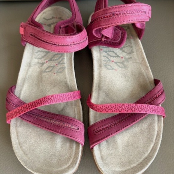 MERRELL Select Grip Women's sz 8 'Fuchsia' outdoor velcro strap sandals - Picture 1 of 15